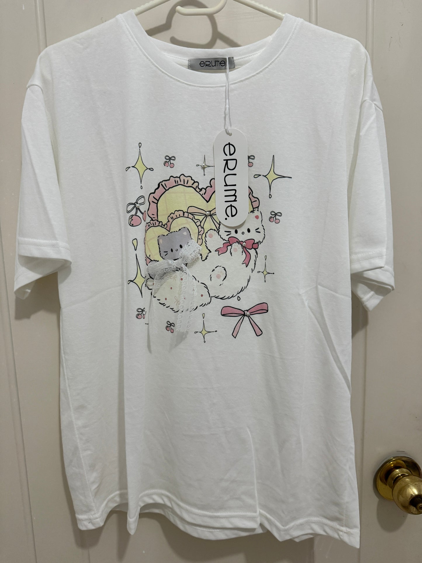 Korean Fashion Cute Animal Style Shirt Series | White & Grey Cats with Heart Cushion - Kawaii Fashion Items