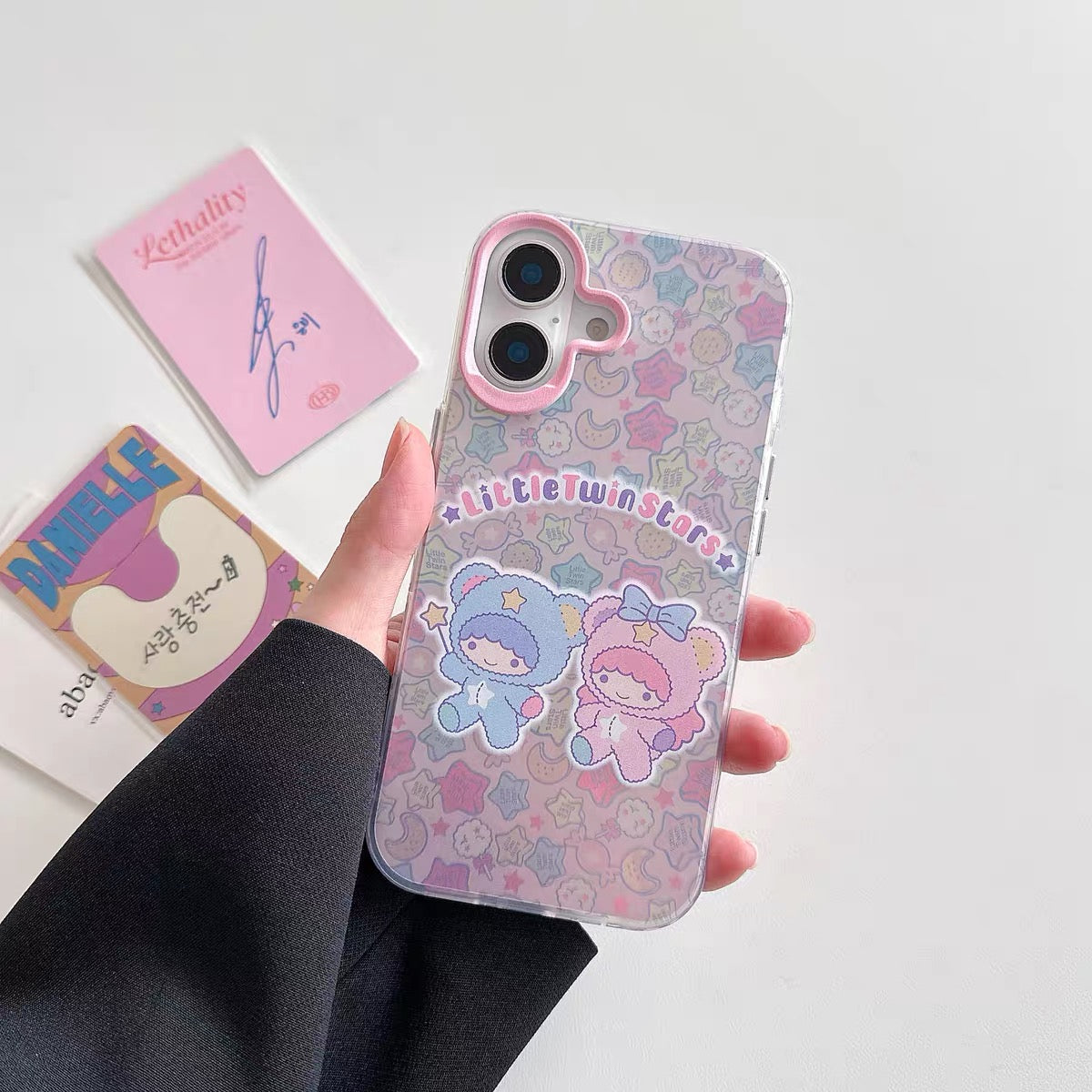 日本のアニメ風スマホケース | レーザー加工 バッドばつ丸 お出かけ＆キキ＆ララ（リトルツインスターズ） - iPhoneケース iPhone SE2 XS XR 11 12 13 14 15 16 17 Pro Pro Max 12mini 13mini対応