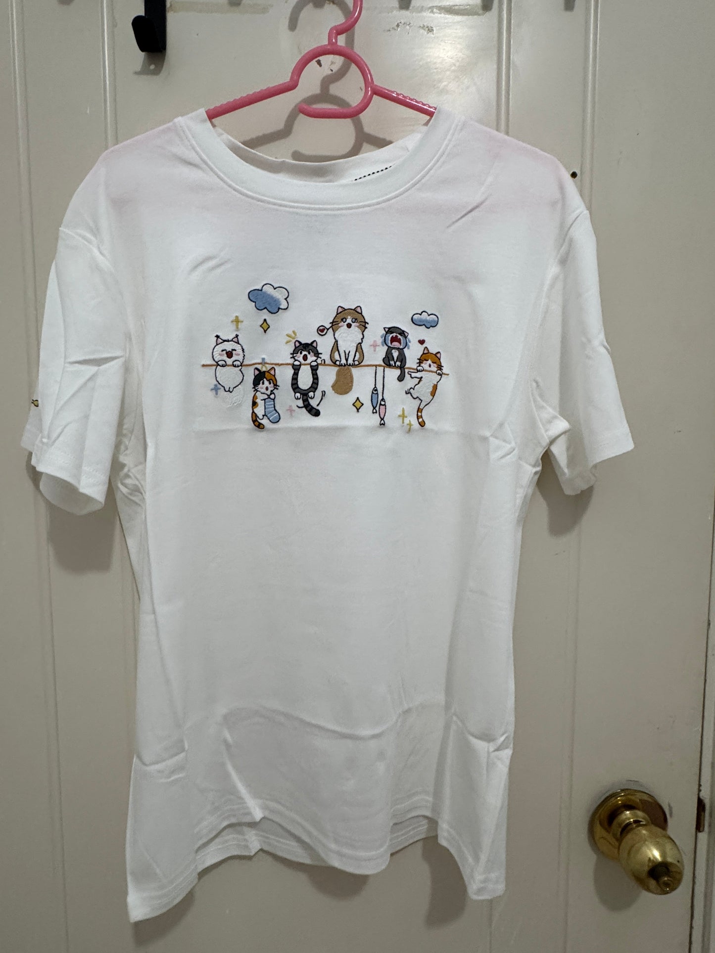 Korean Fashion Cute Animals Style T-Shirt Series | Cats Climb Up - Kawaii Fashion Items