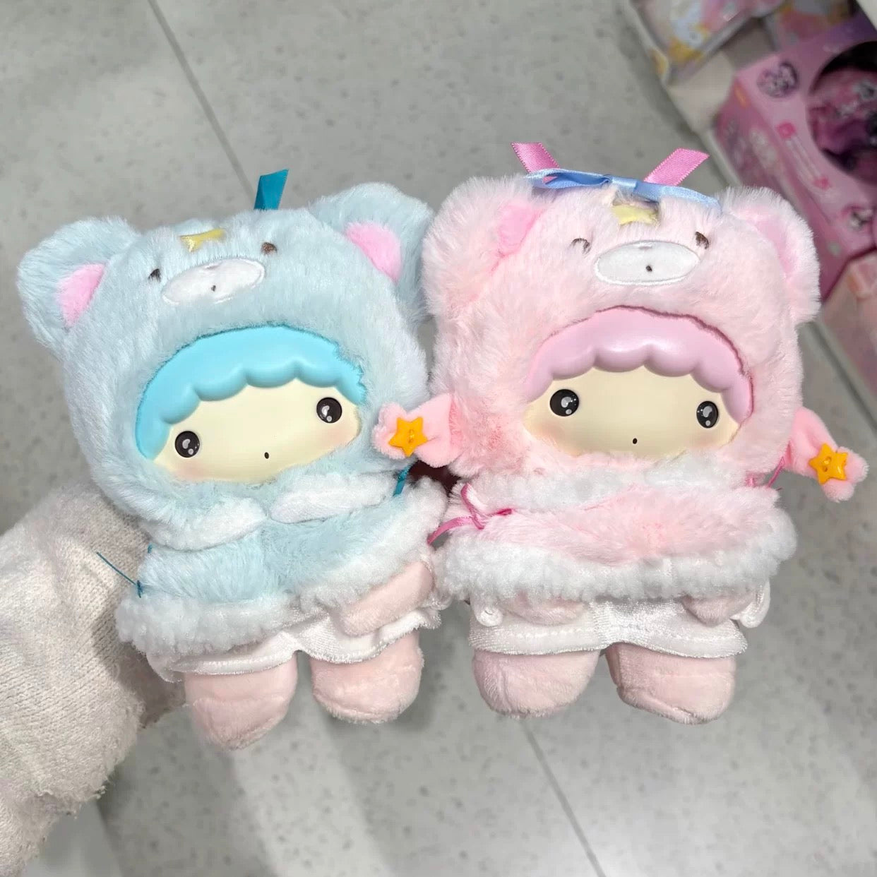 Miniso Sanrio Characters Winter Little Cape with Little Friends | Hello Kitty Little Twin Stars My Melody Kuromi Cinnamoroll Pompompurin Pochacco - Collectable Toys Mystery Blind Box