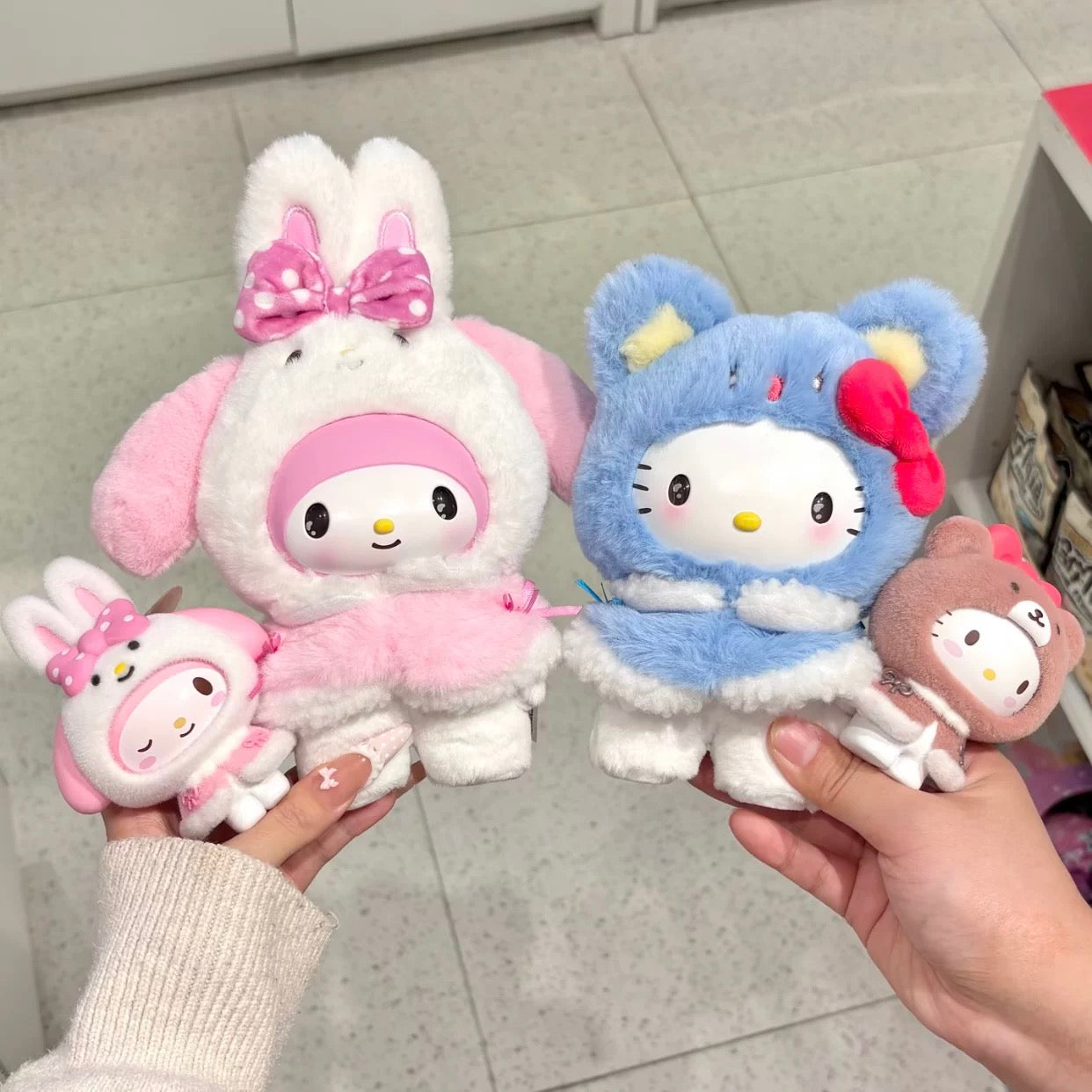 Miniso Sanrio Characters Winter Little Cape with Little Friends | Hello Kitty Little Twin Stars My Melody Kuromi Cinnamoroll Pompompurin Pochacco - Collectable Toys Mystery Blind Box