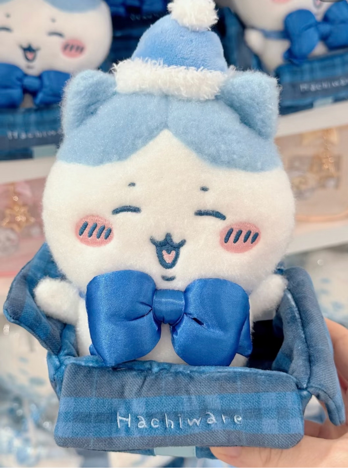 치이카와 X 미니소 X 산리오 시리즈 | 치이카와 하치와레 우사기 모몽가 산리오 캐릭터 모자 착용 앉아있는 봉제 인형 키체인 - 카와이 아이템 방 장식 인형