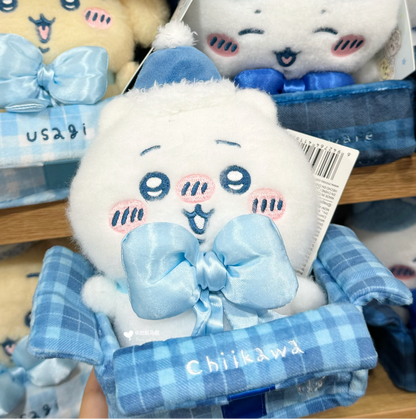 치이카와 X 미니소 X 산리오 시리즈 | 치이카와 하치와레 우사기 모몽가 산리오 캐릭터 모자 착용 앉아있는 봉제 인형 키체인 - 카와이 아이템 방 장식 인형