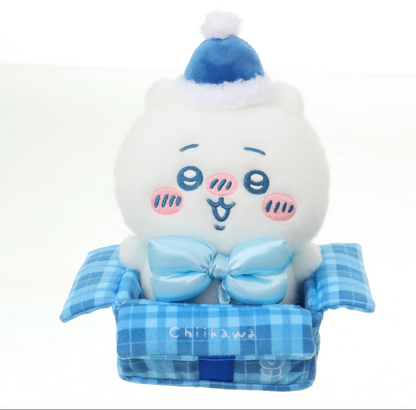 치이카와 X 미니소 X 산리오 시리즈 | 치이카와 하치와레 우사기 모몽가 산리오 캐릭터 모자 착용 앉아있는 봉제 인형 키체인 - 카와이 아이템 방 장식 인형