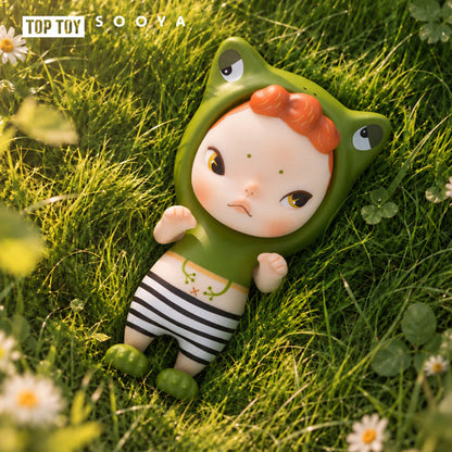 SooyaStudio Overture 2.0 green frog hood figure lying in the grass